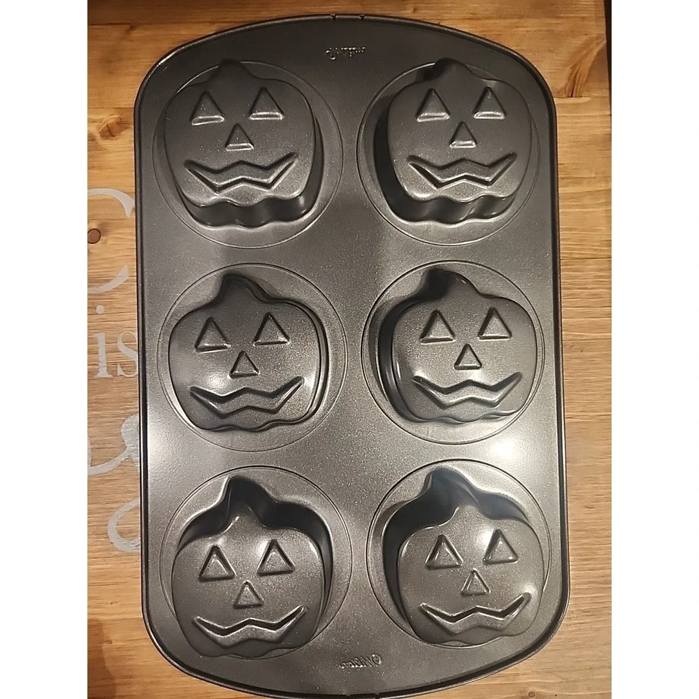 NEW Halloween Mini Cake Pan Set Pumpkins Skeletons Set Of 3 - Picture 4 of 6
